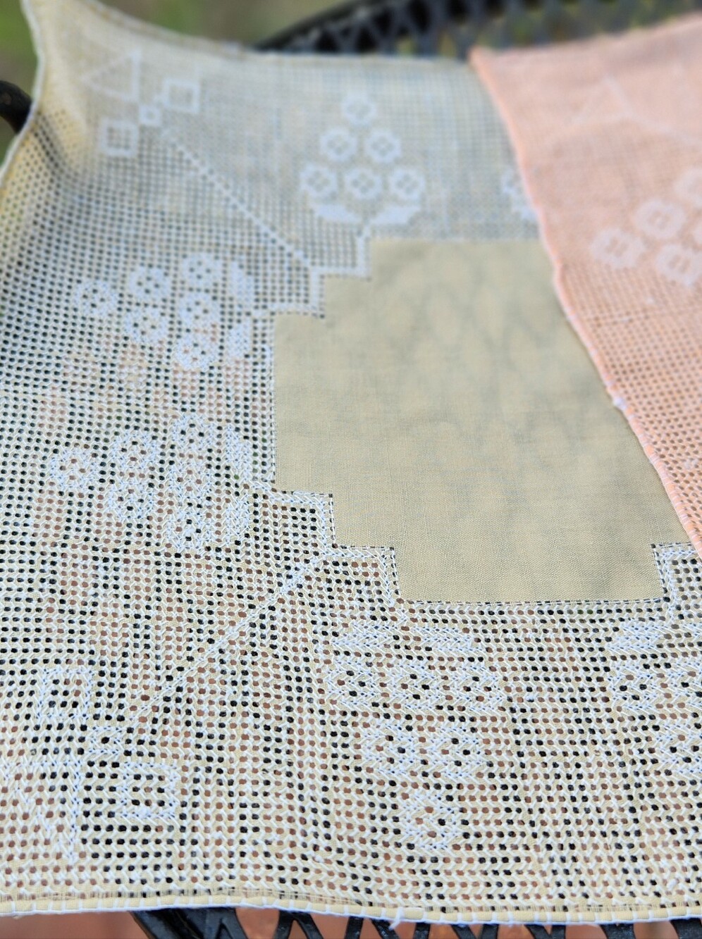 LITE YELLOW AND PEACH NET ACCENT PIECES